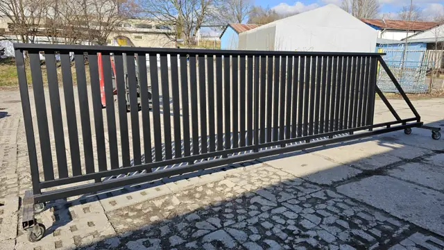 Czarna brama przesuwna po malowaniu proszkowym, gotowa do odbioru