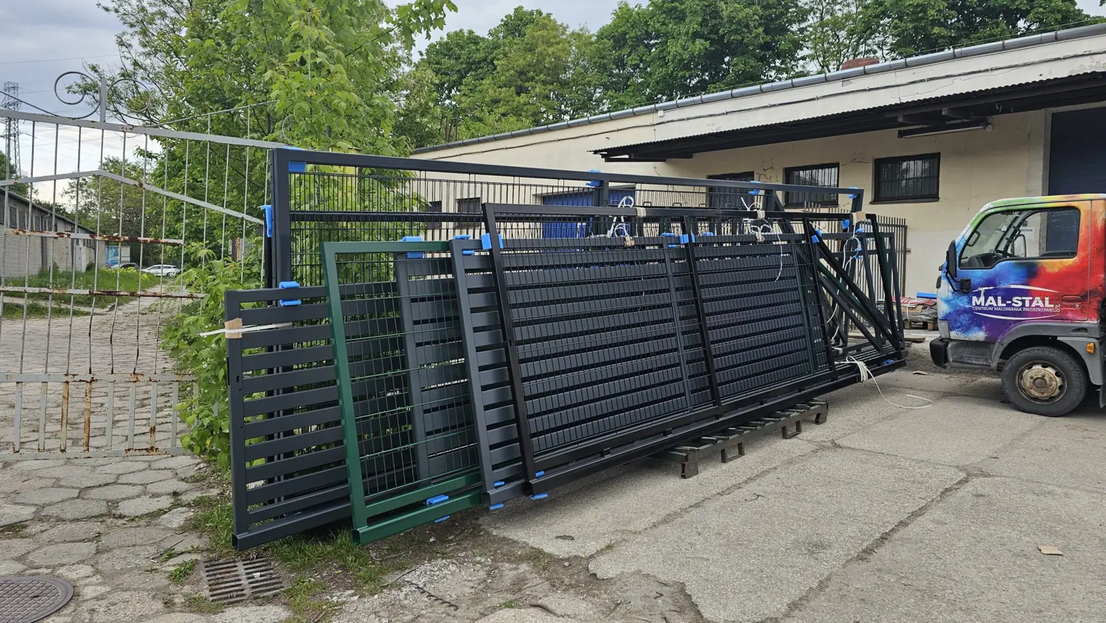 Przęsła i bramy ogrodzeniowe w kolorach czarnym, zielonym i antracytowym po malowaniu proszkowym